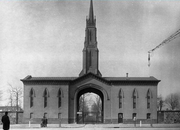 Monument Cemetery Entrance